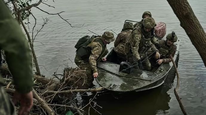 Binh sĩ Ukraine ở tả ngạn sông Dnipro. (Ảnh: Pravda)