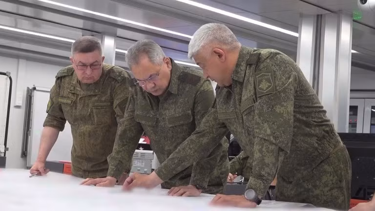 Bộ trưởng Quốc phòng Nga Sergey Shoigu (giữa) nói chuyện với các chỉ huy của nhóm lực lượng phía Tây. (Ảnh: Telegram / Bộ Quốc phòng Nga).