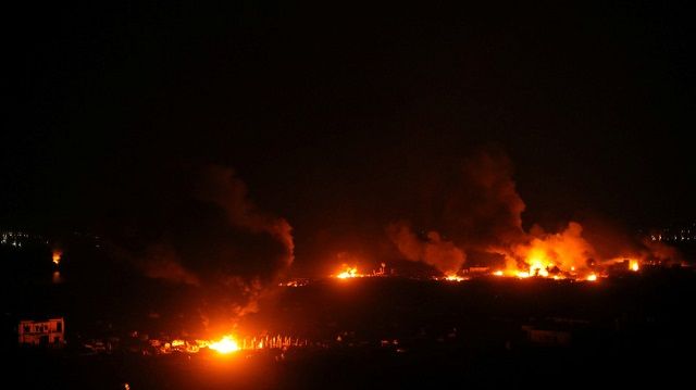 Khói lửa bốc lên ở Baghouz - căn cứ cuối cùng của IS tại Syria