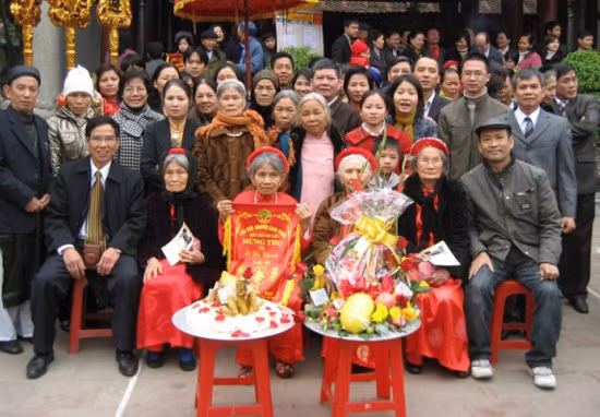 Việc mừng thọ đầu năm được tổ chức trang trọng, đầm ầm ở nhiều gia đình, khu dân cư, xã, phường (ảnh minh họa: internet)