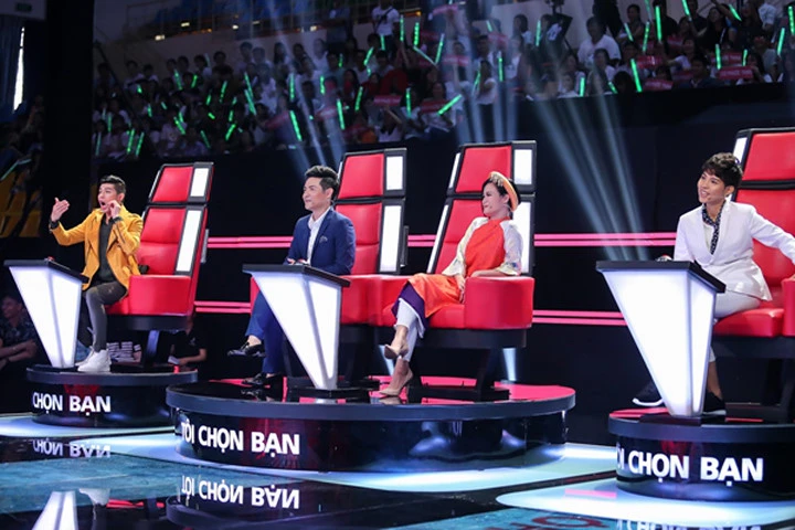 Giám khảo "The Voice Kid" nhảy loạn sân khấu để giành giật cậu bé "vắt chân lên cổ"