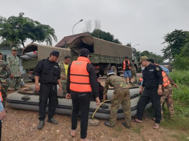 Xuồng cứu trợ được triển khai. Ảnh: Attapeu Today Xuồng cứu trợ được triển khai. Ảnh: Attapeu Today