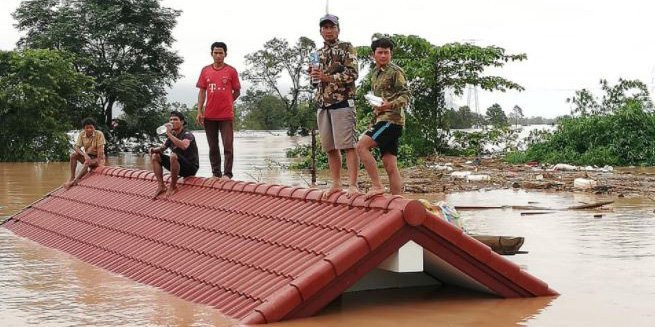 Người dân phải đứng trên nóc nhà để tránh lụt. Ảnh: Attapeu Today Người dân phải đứng trên nóc nhà để tránh lụt. Ảnh: Attapeu Today