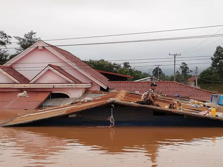 Nước dâng lên sát mái. Ảnh: Attapeu Today Nước dâng lên sát mái. Ảnh: Attapeu Today