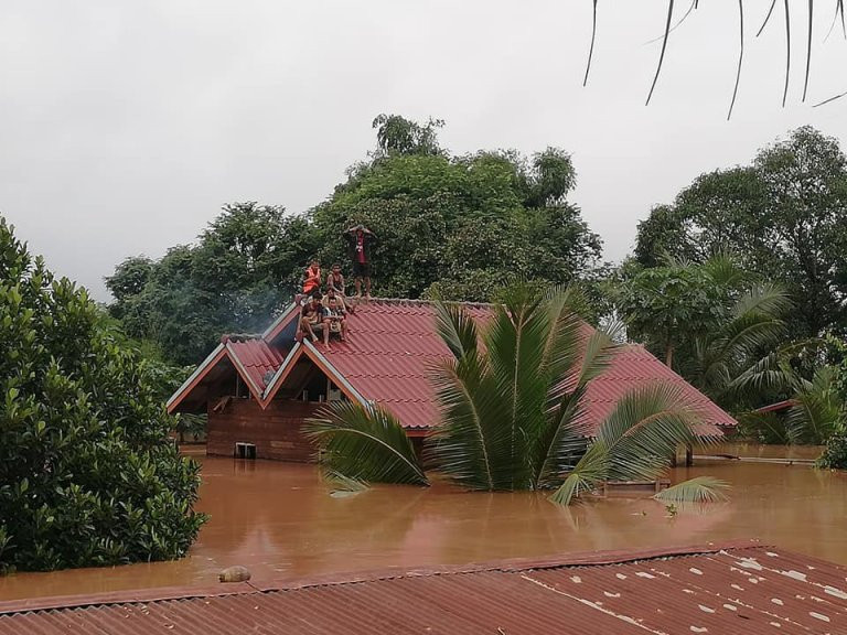 Người dân chờ để được cứu. Ảnh: Attapeu Today Người dân chờ để được cứu. Ảnh: Attapeu Today
