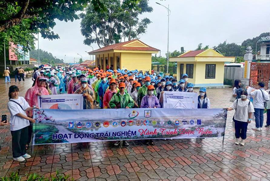 Học sinh &quot;đội mưa&quot; tham quan Sở chỉ huy Chiến dịch Điện Biên Phủ tại xã Mường Phăng.