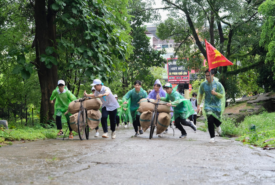Học sinh háo hức tham gia trải nghiệm đẩy xe đạp thồ.