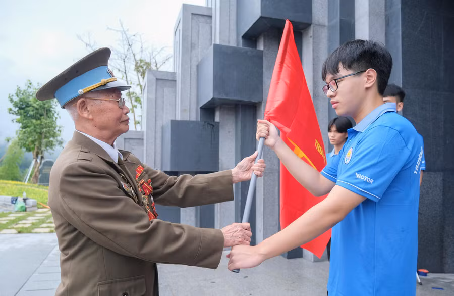 Chiến sĩ Điện Biên trao cờ, truyền cảm hứng cho thế hệ trẻ.