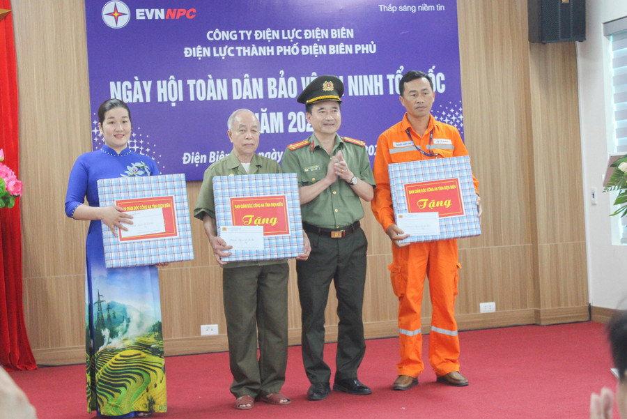 Công an Điện Biên tặng quà các gia đình chính sách.