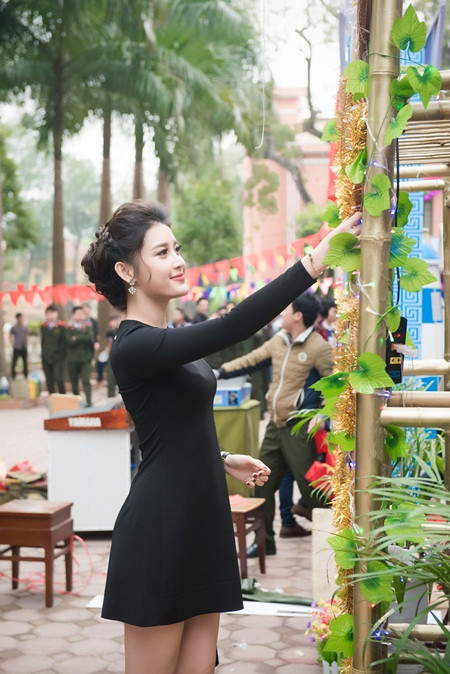 Á hậu Huyền My phối váy bình dân với phụ kiện hàng hiệu - Ảnh 7