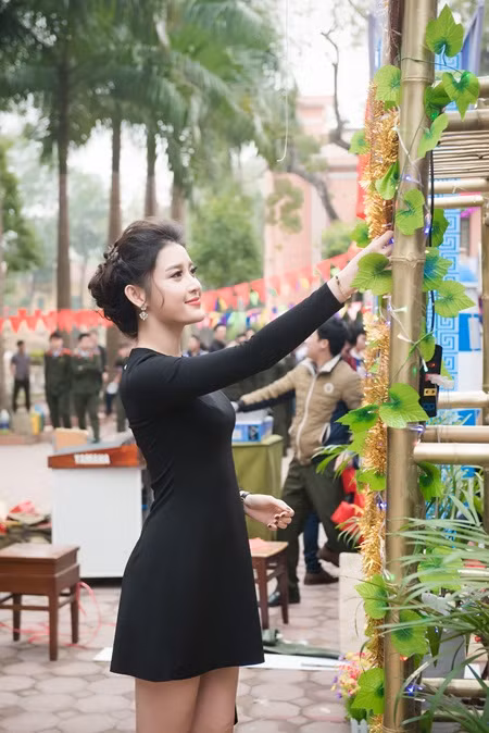 Á hậu Huyền My phối váy bình dân với phụ kiện hàng hiệu - Ảnh 7