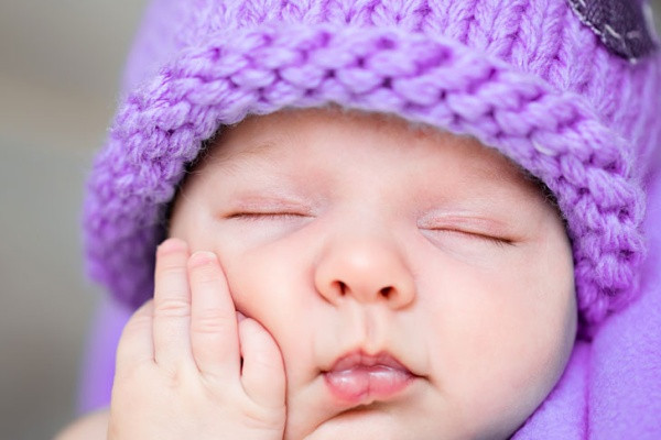Lý do khiến việc đội mũ cho trẻ sơ sinh là “sai bét”