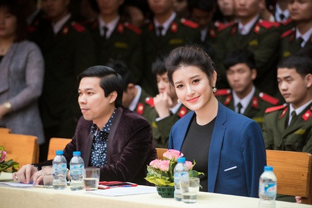 Á hậu Huyền My phối váy bình dân với phụ kiện hàng hiệu - Ảnh 2