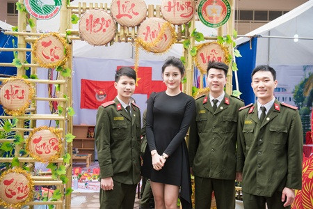 Á hậu Huyền My phối váy bình dân với phụ kiện hàng hiệu - Ảnh 8