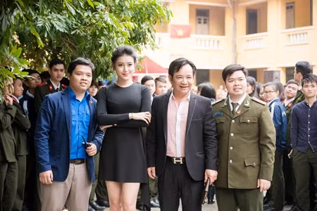 Á hậu Huyền My phối váy bình dân với phụ kiện hàng hiệu - Ảnh 6