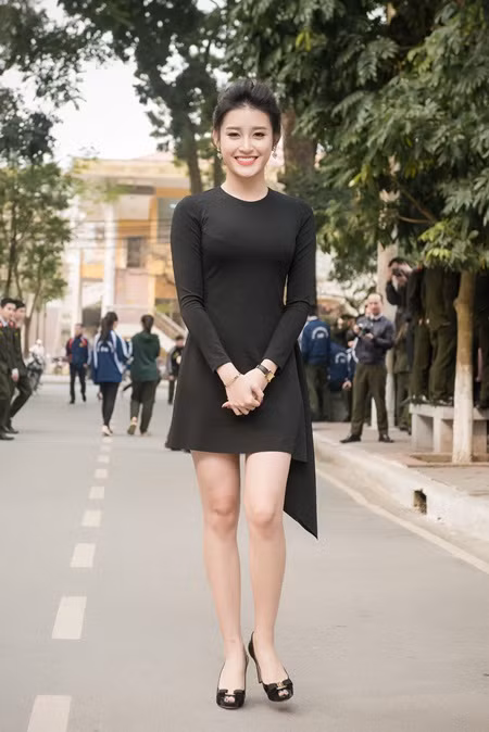 Á hậu Huyền My phối váy bình dân với phụ kiện hàng hiệu - Ảnh 4