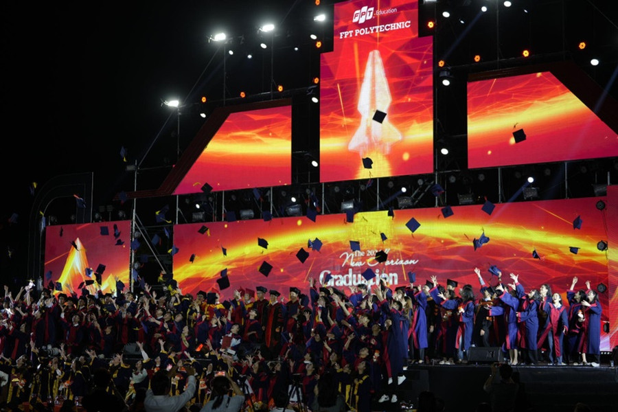 Chương trình kết thúc lúc 23 giờ với nghi lễ tung nón đầy ấn tượng. (Ảnh: BTC)