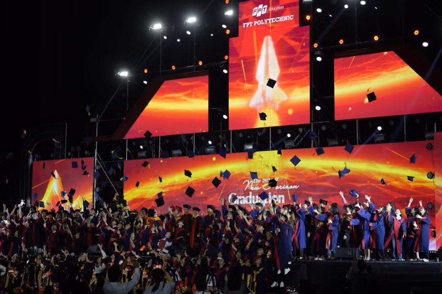 Chương trình kết thúc lúc 23 giờ với nghi lễ tung nón đầy ấn tượng. (Ảnh: BTC)