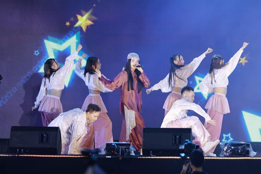 Chương trình còn có sự góp mặt của Phương Mỹ Chi - một nữ ca sỹ trẻ nổi tiếng của showbiz Việt. (Ảnh: BTC)