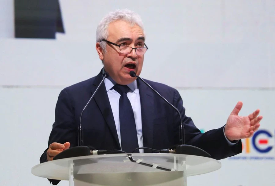 Tiến sĩ Fatih Birol, Giám đốc điều hành Cơ quan Năng lượng Quốc tế phát biểu tại Tuần lễ Năng lượng Quốc tế thứ 15 ở Singapore . Ảnh: Reuters.