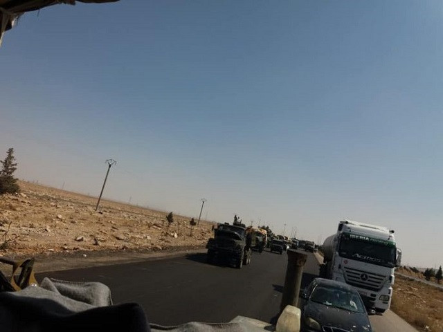 Đoàn xe chở binh lính tới Idlib Đoàn xe chở binh lính tới Idlib