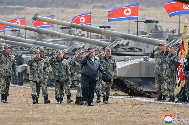 Chùm ảnh ông Kim Jong un lái xe tăng chiến đấu mới
