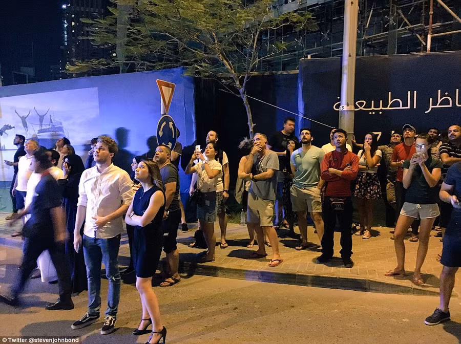 Cư dân của tòa nhà dã được sơ tán