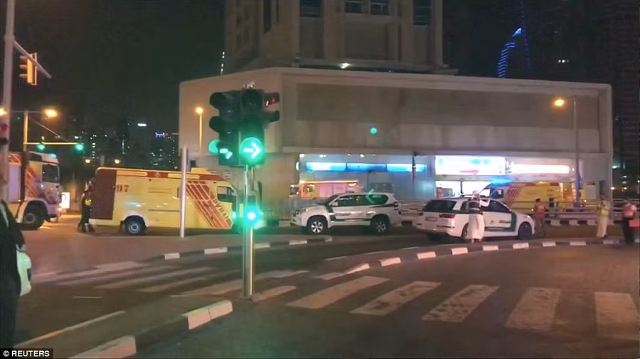 Nhiều xe cứu thương, xe cảnh sát mau chóng có mặt