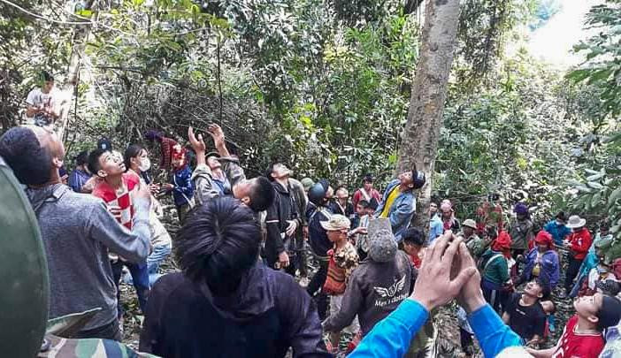 Bà con người Thái tại xã Chiềng Sơ, huyện Điện Biên Đông tham gia Hội hái trám. Bà con người Thái tại xã Chiềng Sơ, huyện Điện Biên Đông tham gia Hội hái trám.