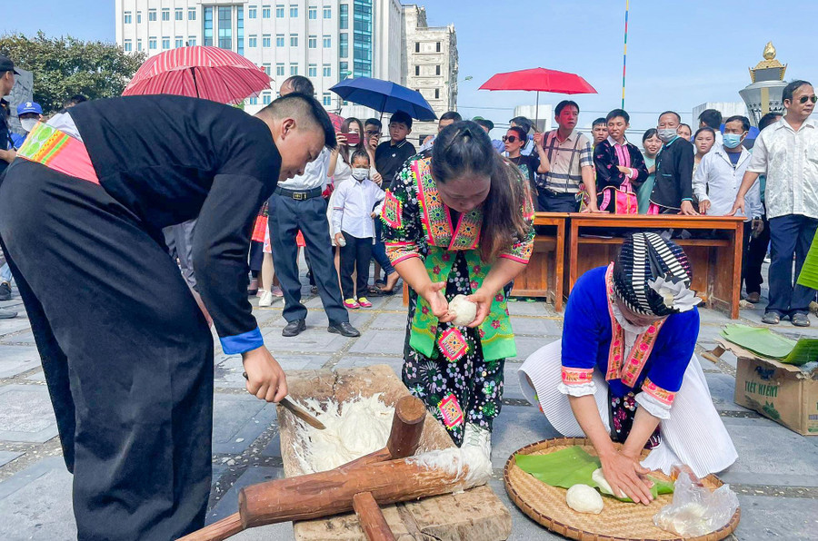 Bà con tham gia trò chơi giã bánh dày truyền thống của đồng bào Mông. Bà con tham gia trò chơi giã bánh dày truyền thống của đồng bào Mông.