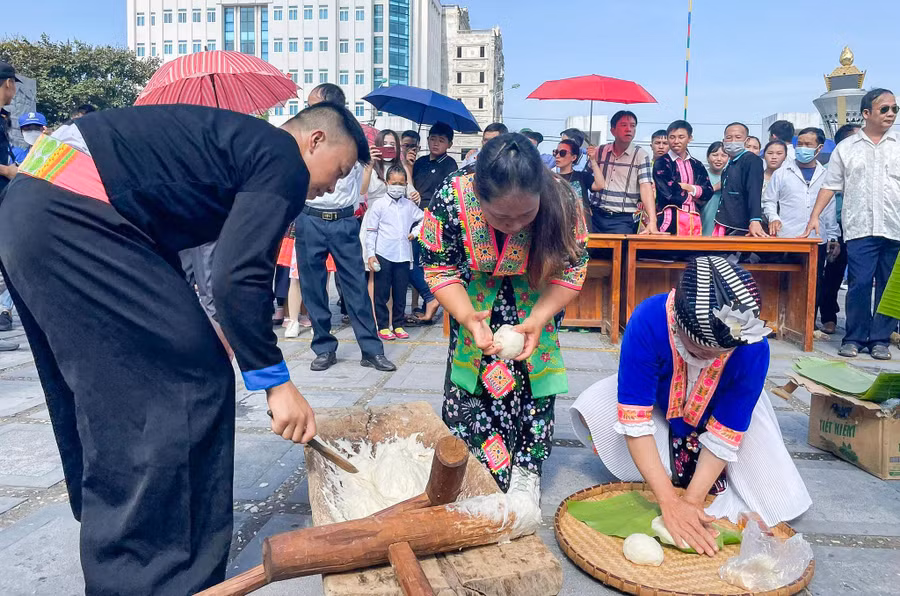 Bà con tham gia trò chơi giã bánh dày truyền thống của đồng bào Mông.