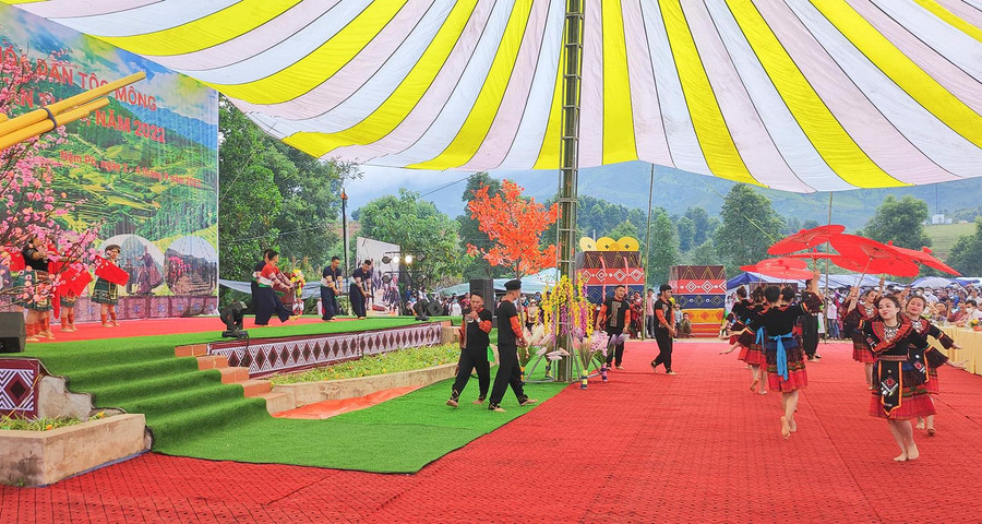 Đây là dịp để bà con phô diễn các nét đẹp trong văn hóa cộng đồng dân tộc Mông bản địa. Đây là dịp để bà con phô diễn các nét đẹp trong văn hóa cộng đồng dân tộc Mông bản địa.