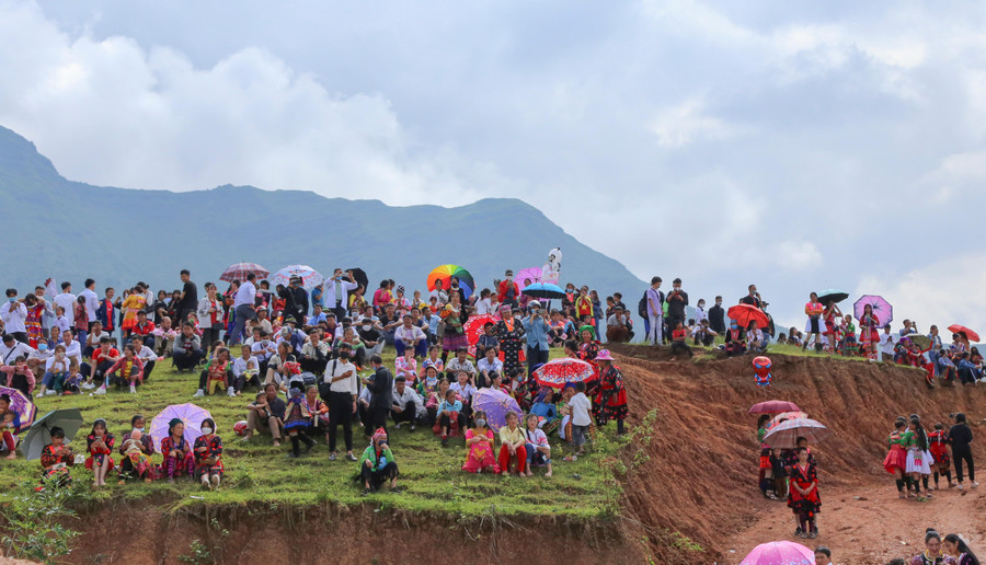 Ngày hội Văn hóa dân tộc Mông lần đầu tiên được huyện Nậm Pồ tổ chức thu hút đông đảo người dân, du khách tham gia. Ngày hội Văn hóa dân tộc Mông lần đầu tiên được huyện Nậm Pồ tổ chức thu hút đông đảo người dân, du khách tham gia.