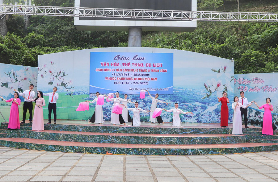 Chương trình văn nghệ do Sở Văn hóa - Thể thao và Du lịch Điện Biên thực hiện phục vụ bà con địa phương. Chương trình văn nghệ do Sở Văn hóa - Thể thao và Du lịch Điện Biên thực hiện phục vụ bà con địa phương.