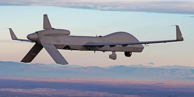 M bay không người lái trinh sát và tấn công MQ-1C Grey Eagle.