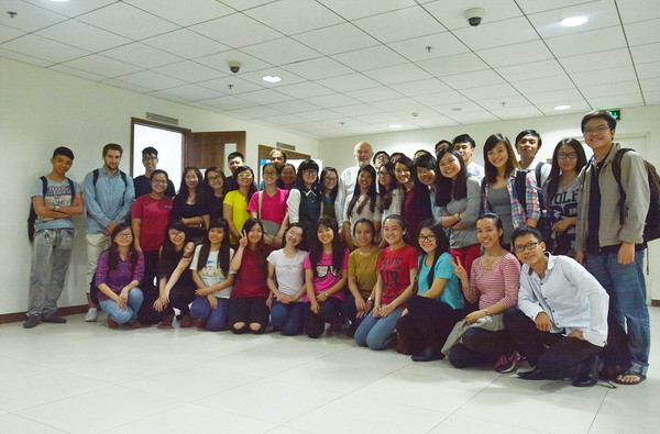 Sinh viên Hoa Sen chụp hình lưu niệm cùng diễn giả- Tỉ phú Merle Allan Hinrich Sinh viên Hoa Sen chụp hình lưu niệm cùng diễn giả- Tỉ phú Merle Allan Hinrich