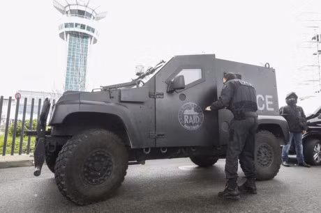 Them vu tan cong bat ngo tai Paris, ke cuop sung bi tieu diet tai cho - Anh 9