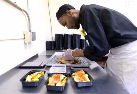 An do an nhanh, ban dang tieu thu ca hoa chat de san xuat nhua - Anh 3