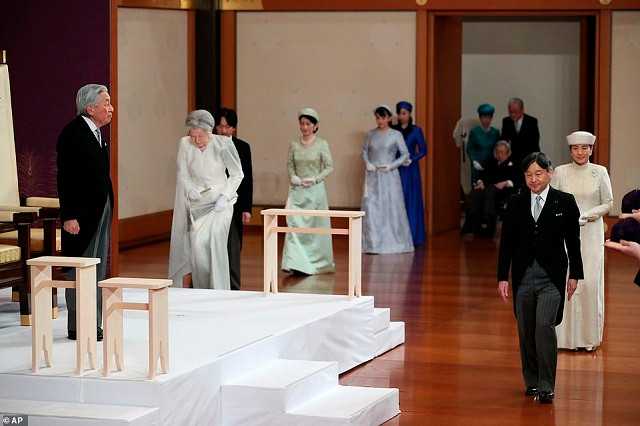 Sau nghi lễ truyền thống, Nhật hoàng có bài phát biểu trên truyền hình. Trong ảnh: Thái tử Naruhito - người sẽ kế vị Nhật hoàng - và vợ (phải); Người vợ Michiko của Nhật hoàng (áo trắng bên trái). Sau nghi lễ truyền thống, Nhật hoàng có bài phát biểu trên truyền hình. Trong ảnh: Thái tử Naruhito - người sẽ kế vị Nhật hoàng - và vợ (phải); Người vợ Michiko của Nhật hoàng (áo trắng bên trái).