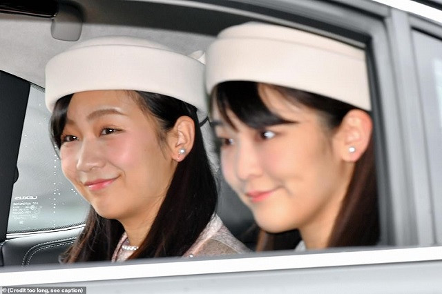 Công chúa Kako (trái) và Công chúa Mako (phải) của Thái tử Akishino. Công chúa Kako (trái) và Công chúa Mako (phải) của Thái tử Akishino.