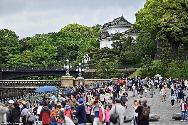 Mọi người đến thăm Cung điện Hoàng gia ở Tokyo khi Nhật hoàng Akihito thoái vị. Mọi người đến thăm Cung điện Hoàng gia ở Tokyo khi Nhật hoàng Akihito thoái vị.