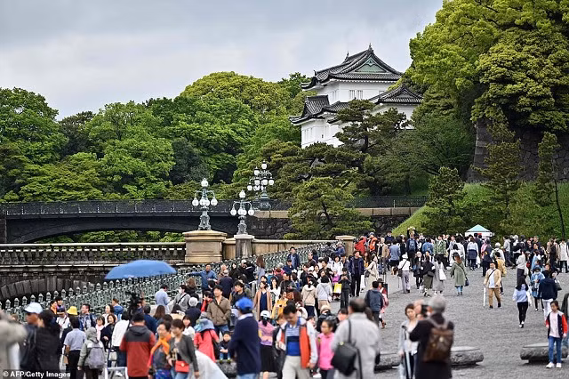 Mọi người đến thăm Cung điện Hoàng gia ở Tokyo khi Nhật hoàng Akihito thoái vị.
