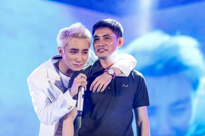 Sơn Tùng M-TP khóc như mưa trong tiệc sinh nhật cùng fan