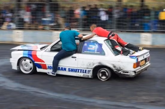 Những thú chơi xe khác người trên thế giới