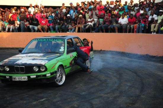 Những thú chơi xe khác người trên thế giới