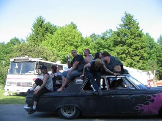 Những thú chơi xe khác người trên thế giới