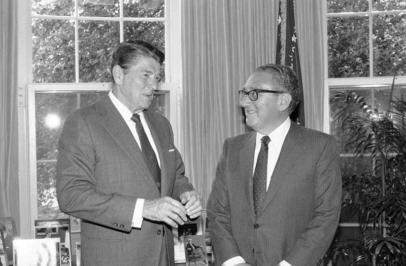 Tổng thống Mỹ Ronald Reagan nói chuyện với cựu Ngoại trưởng Henry Kissinger tại Phòng Bầu dục của Nhà Trắng, ngày 25/9/1984 tại Washington. (Ảnh: AP) Tổng thống Mỹ Ronald Reagan nói chuyện với cựu Ngoại trưởng Henry Kissinger tại Phòng Bầu dục của Nhà Trắng, ngày 25/9/1984 tại Washington. (Ảnh: AP)