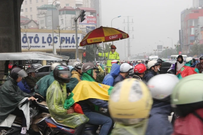 Những “bóng hồng” phân luồng giao thông trong rét kỷ lục