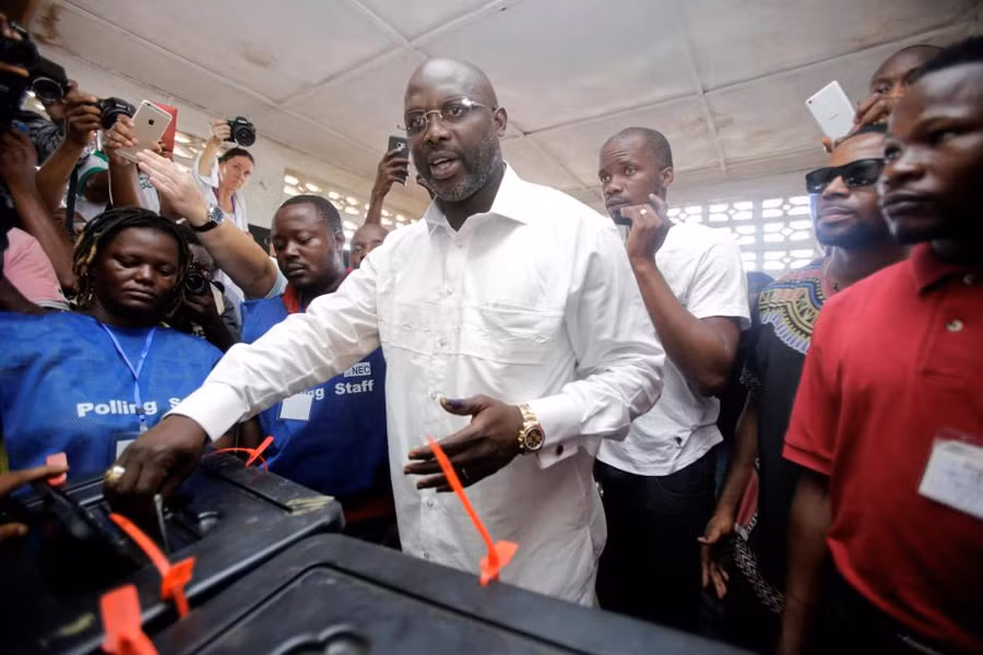 George Weah đi bỏ phiếu