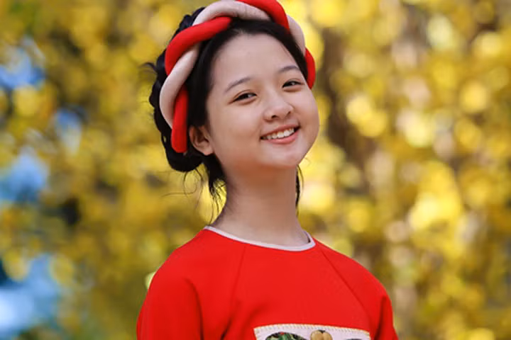 Sao nhí Lâm Thanh Mỹ diện áo dài xuống phố